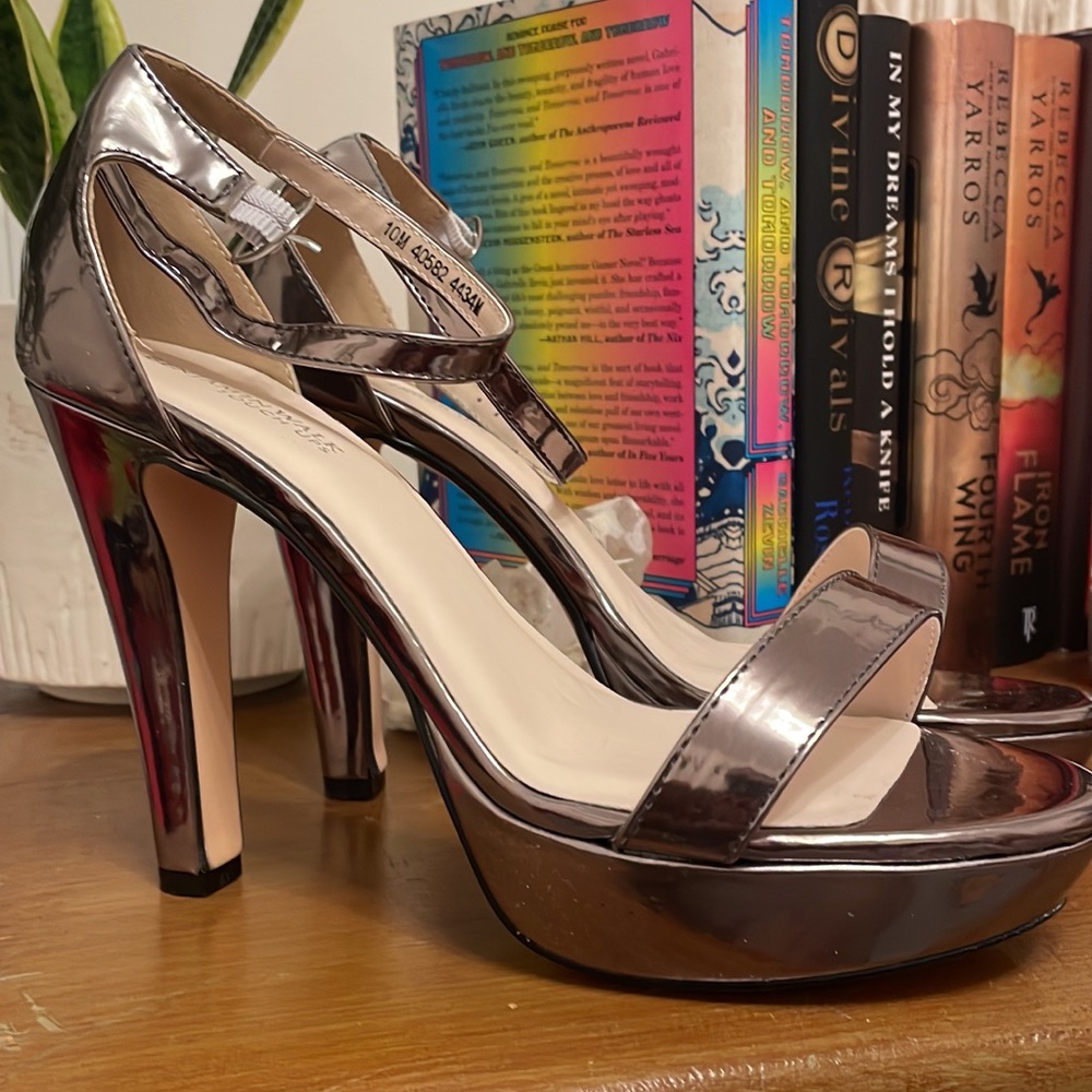 Size 10 Platinum Colored Stiletto